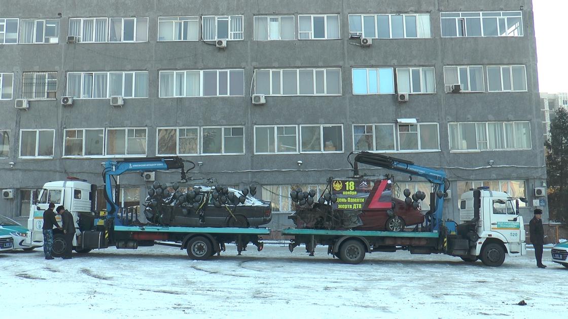 Черные шары и искореженные авто: алматинцам напомнили о жертвах ДТП (фото)