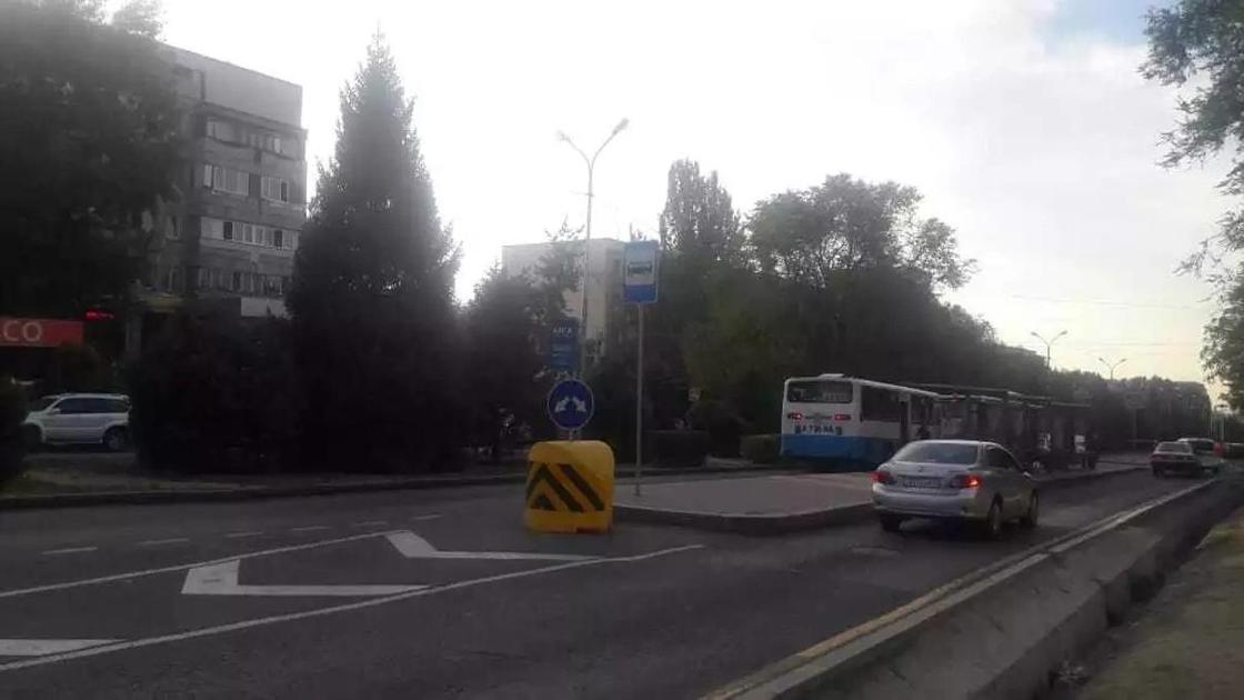 Кроссовер врезался в пассажирский автобус на остановке в Караганде