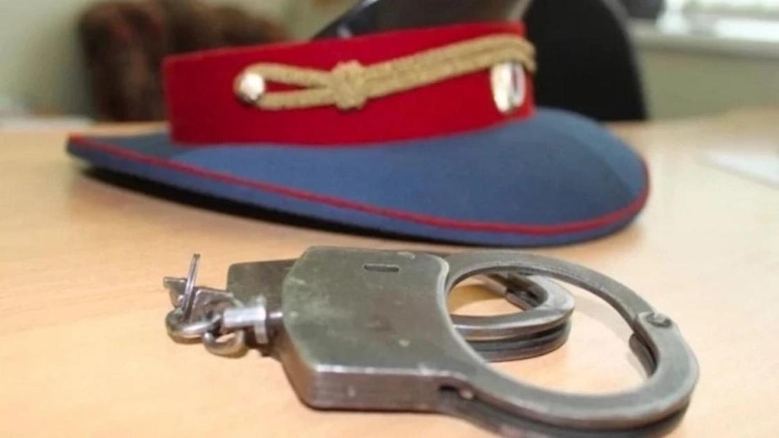 Полицейский вымогал деньги с ИП в Караганде