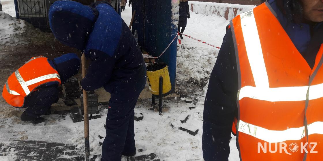 В снегопад проводят дорожный ремонт в Уральске