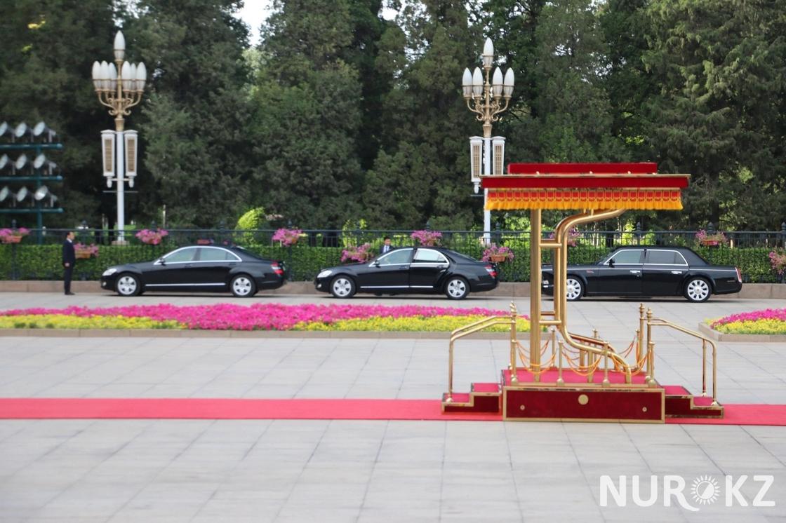 Назарбаев приехал к Си Цзиньпиню на шикарном китайском лимузине (фото)