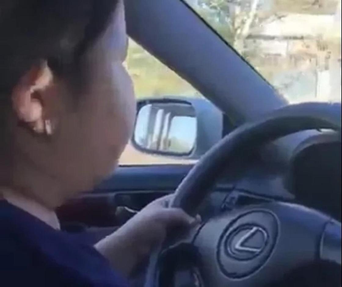 10-летняя девочка разъезжала по поселку в ВКО за рулем автомобиля (видео)