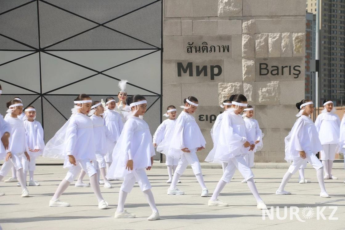 1,8 млрд за лепесток: Назарбаев открыл Стену мира в Астане (фото)