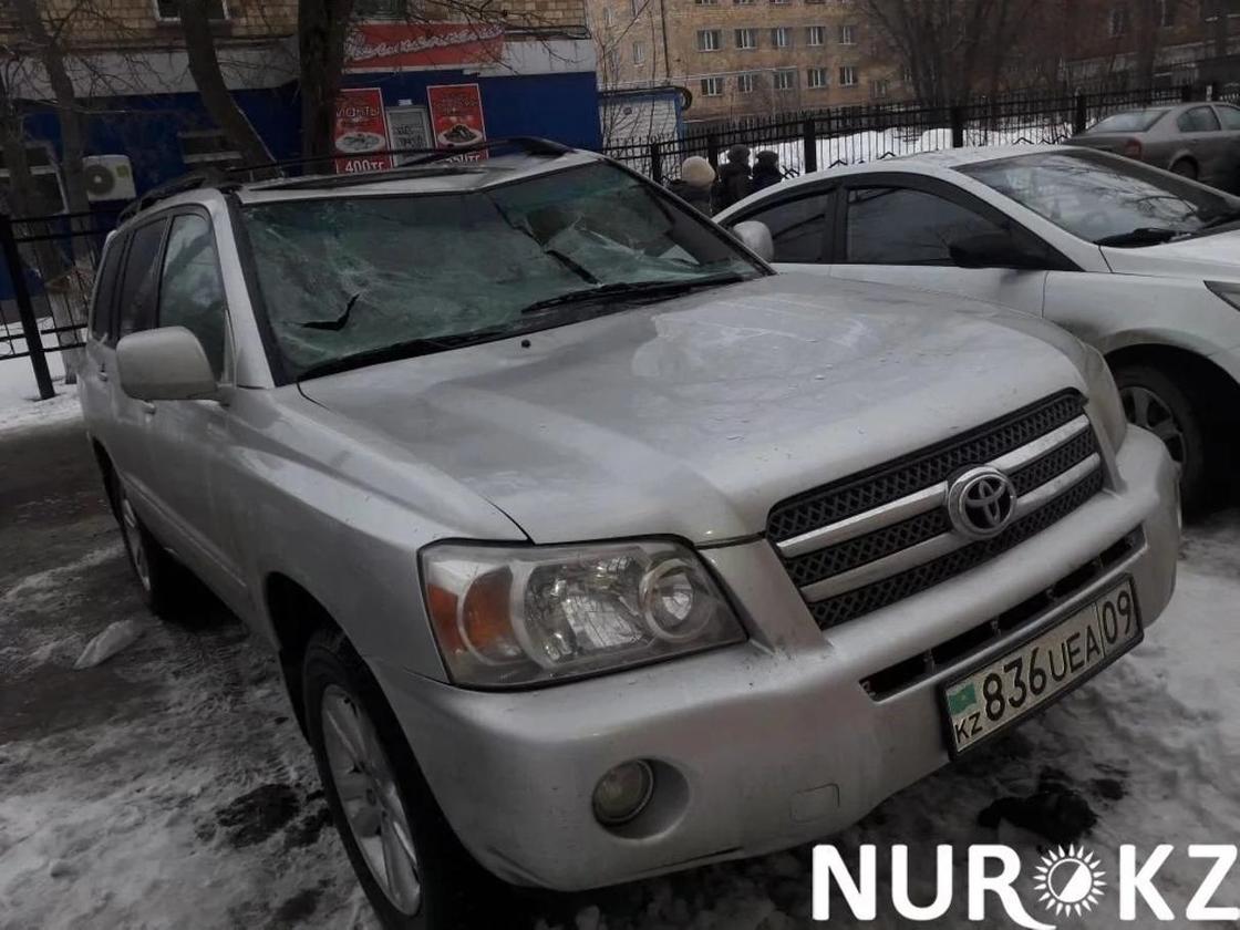 Два автомобиля в Караганде пострадали от схода ледяной глыбы с крыши