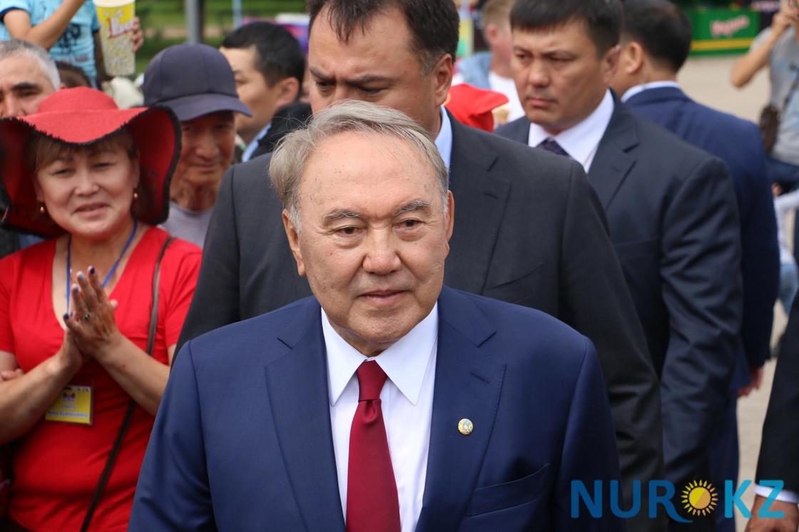 Назарбаев остановил кортеж ради дуба, который посадил 19 лет назад (фото)