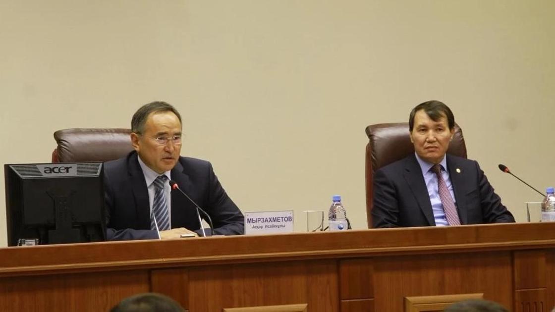 Бонус в виде годовой зарплаты пообещали казахстанским госслужащим