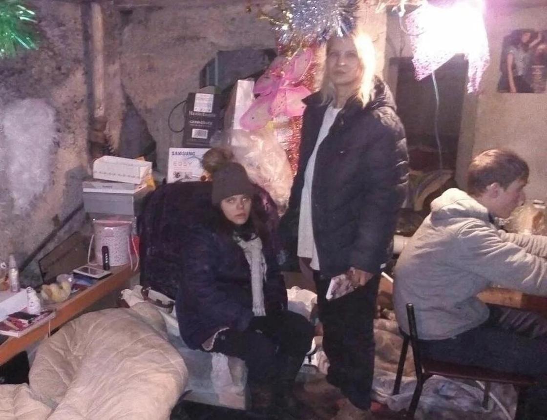 Депортированной из России семье приходится жить в подвале в Павлодаре