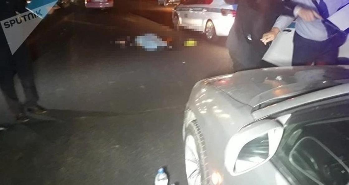 Неадекватная женщина в Алматы бросилась на капот машины и погибла под колесами авто