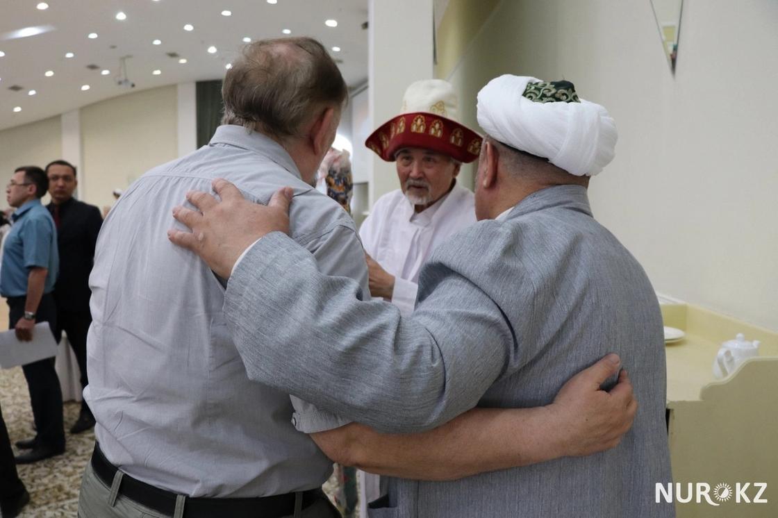 Известные казахстанцы пришли выразить соболезнования Олжасу Сулейменову в связи с гибелью внука (фото, видео)