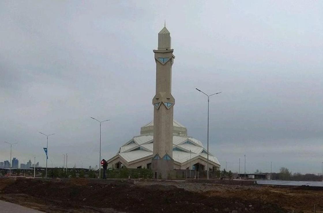 Уникальную "зеленую" мечеть открыли для посетителей в Астане (фото, видео)