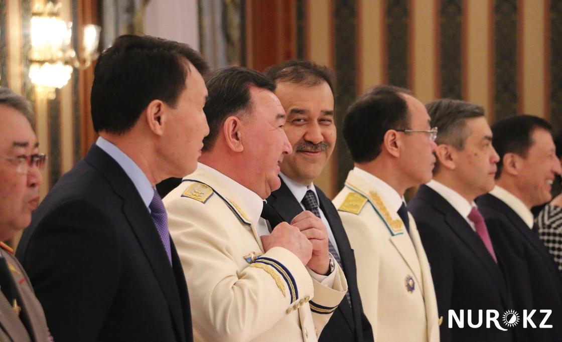 34 военных мужчины и одна дама: Нурсултан Назарбаев вручил воинские звания и награды
