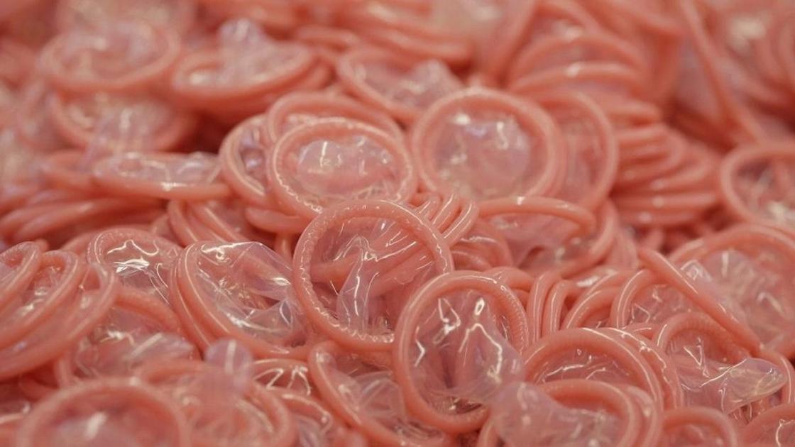Фабрика по производству презервативов изготавливала товар из использованных кондомов
