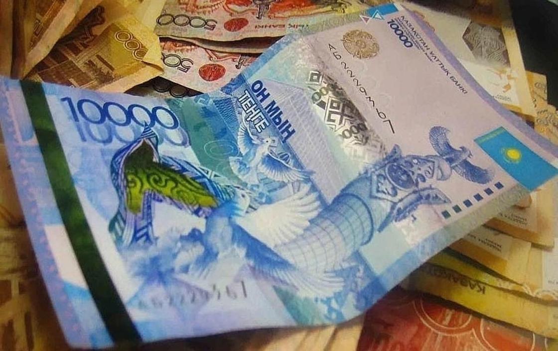 Исследование: Каждый работающий казахстанец должен банкам больше двух зарплат
