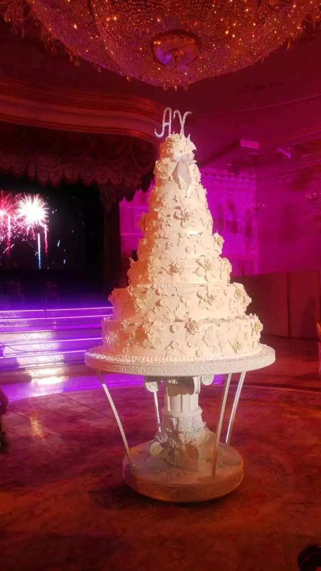 Платье за 250 тысяч долларов и огромный торт: как прошла свадьба племянника олигарха