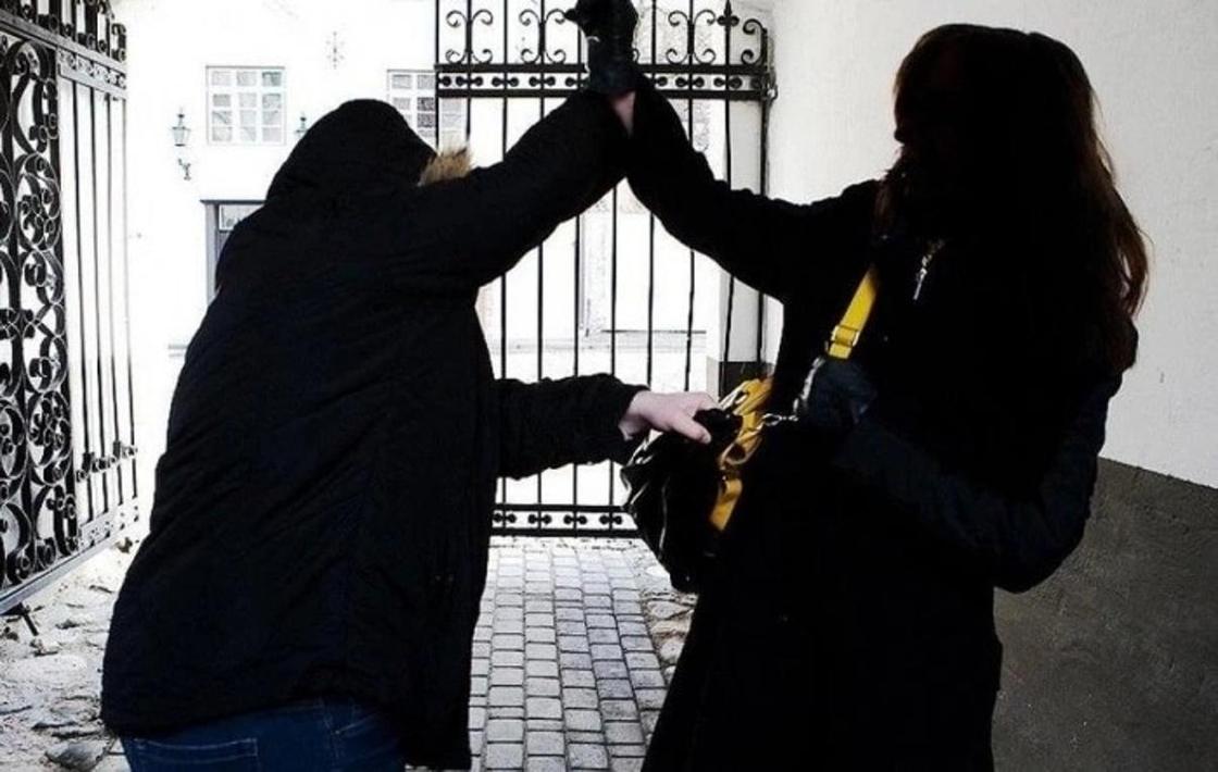Грабители пытались отобрать 14 млн тенге у женщины в Шымкенте