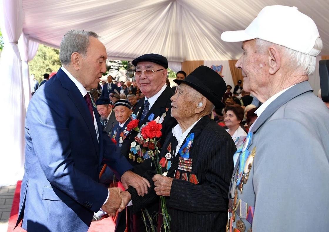"Какие мощьные люди": Нурсултан Назарбаев встретился с ветеранами ВОВ (видео)