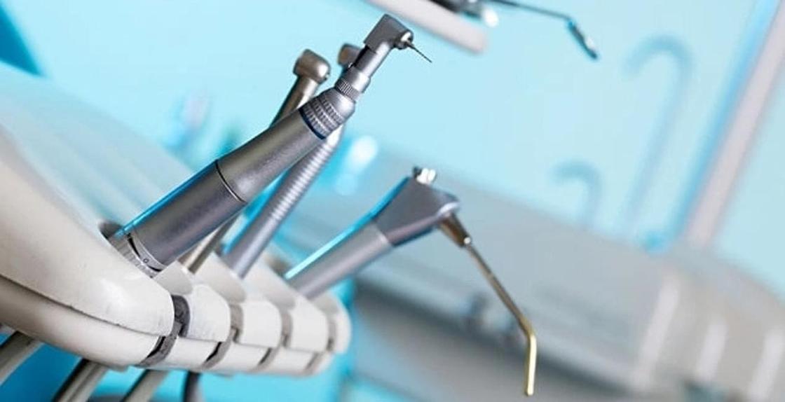 «В зубе осталась игла»: в стоматологии Караганды начата проверка ДООЗ