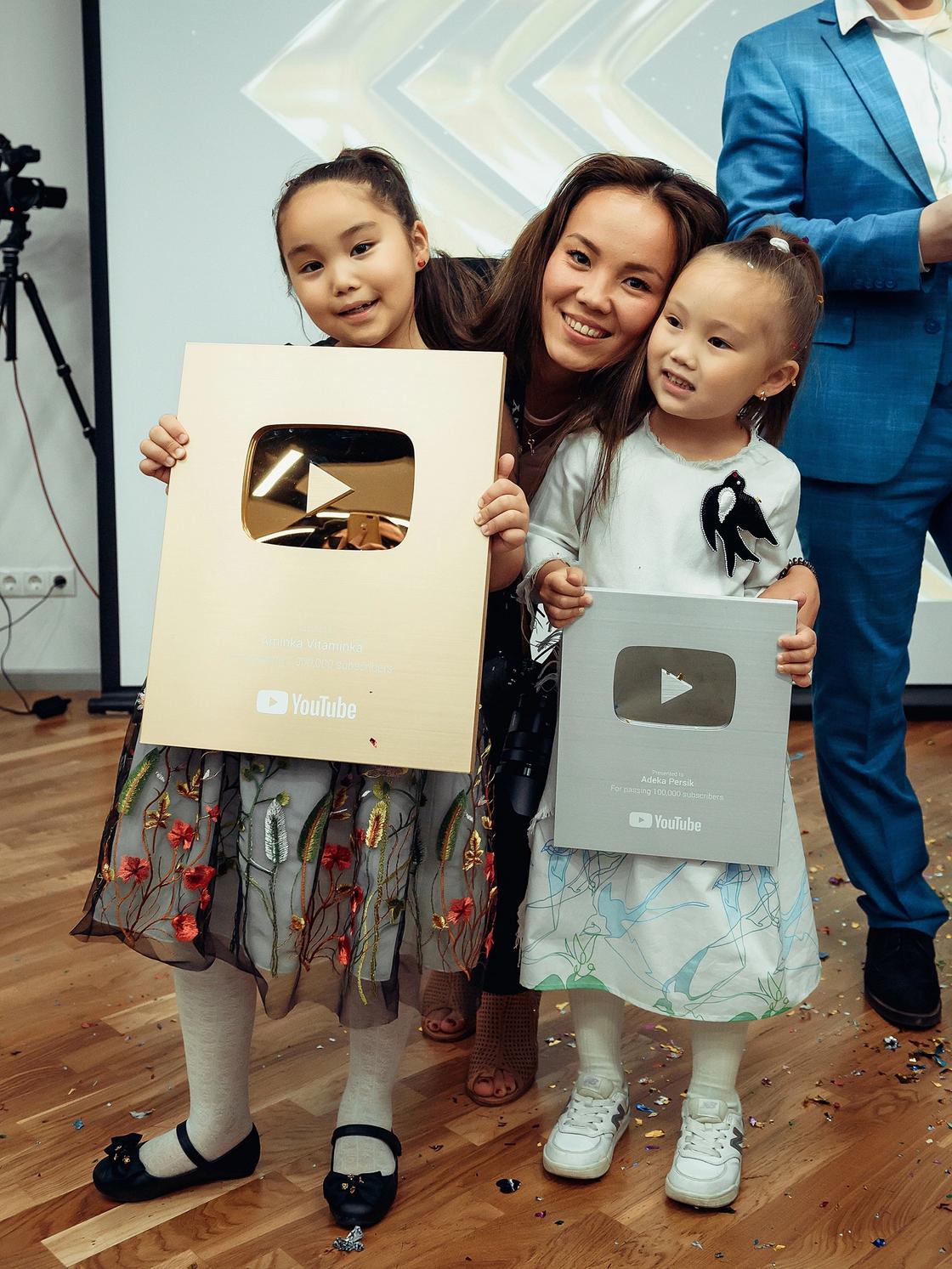Миллионы подписчиков: казахстанских вайнеров наградили золотыми кнопками