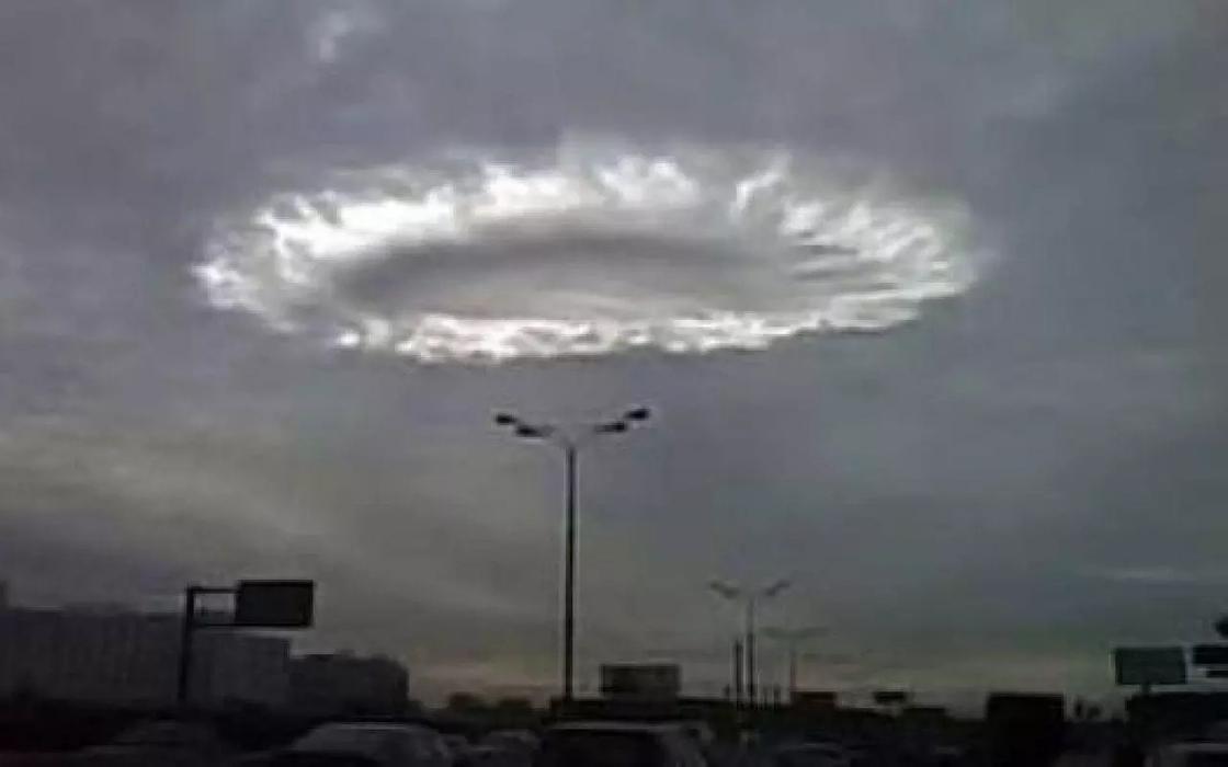 Необычное явление в небе напугало жителей российского города (фото) Необычное явление в небе напугало жителей российского города (фото)