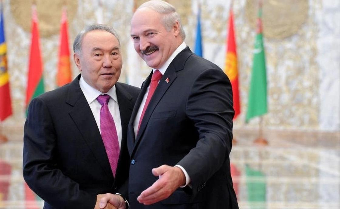 Лукашенко похвастался своими ботинками перед Назарбаевым