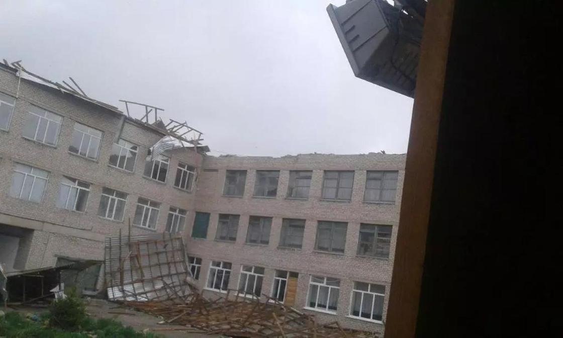Мощный ветер сорвал крыши школ и зданий госучреждений в ВКО (фото)