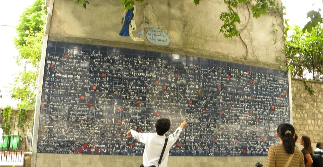В центре Парижа появилось признание в любви на казахском языке (фото)