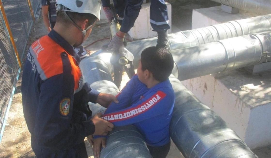 Подросток застрял между трубами теплотрассы в Кызылорде (фото)