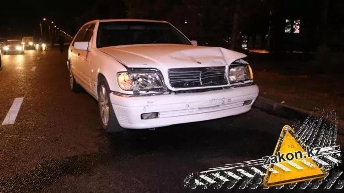 Лада улетела в разделительную аллею после столкновения с Mercedes в Алматы (фото) Лада улетела в разделительную аллею после столкновения с Mercedes в Алматы (фото)