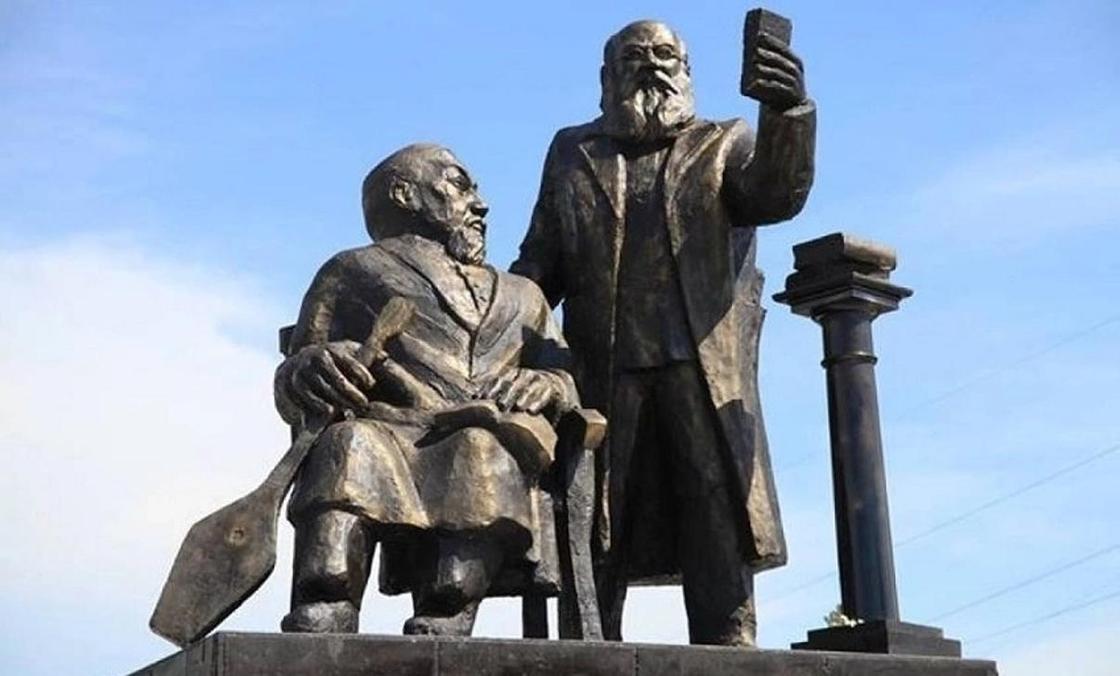 Бюсты Абая и Михаэлиса выдворены на свалку в Усть-Каменогорске (видео)