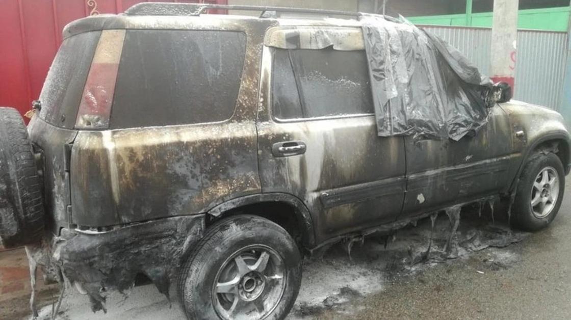 «Горел даже асфальт»: неизвестные подожгли автомобиль в Алматы (фото)