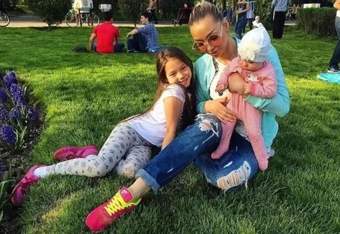 Анастасия Клещенко с дочерьми. Фото: Instagram