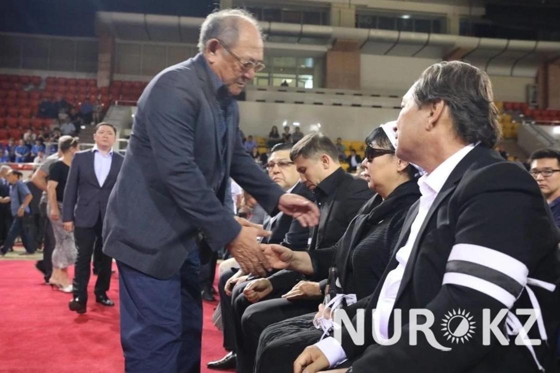 Cотни казахстанцев пришли проститься с Денисом Теном в Алматы (фото)