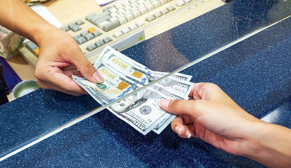 Доллар «взлетел» в обменниках по 380 тенге
