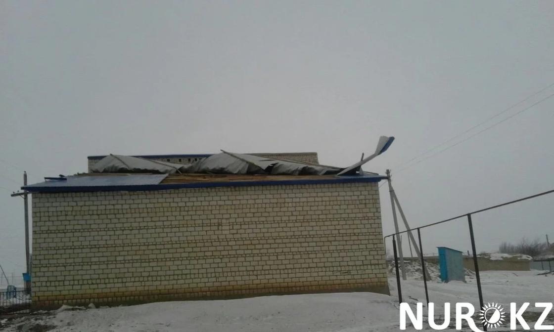 В ЗКО ураган сорвал крышу сельской школы и клуба