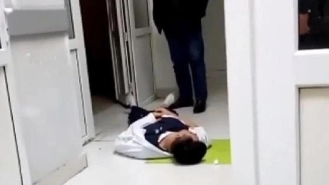 Видео с лежащим на полу без знания медиком в больнице Астаны появилось в Сети