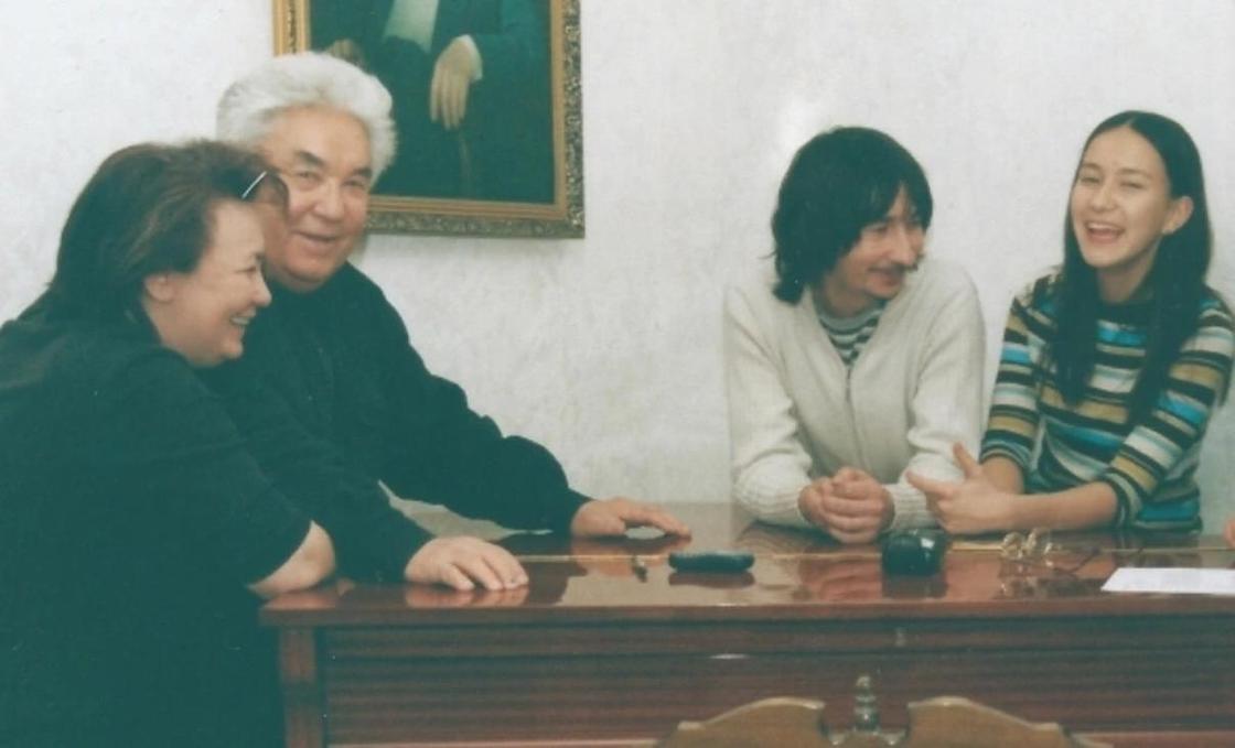 Байгали Серкебаев с семьей. Фото: comode.kz