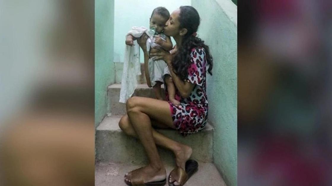 28-летняя мама вышла из 24-дневной комы после встречи с новорожденным сыном (фото)