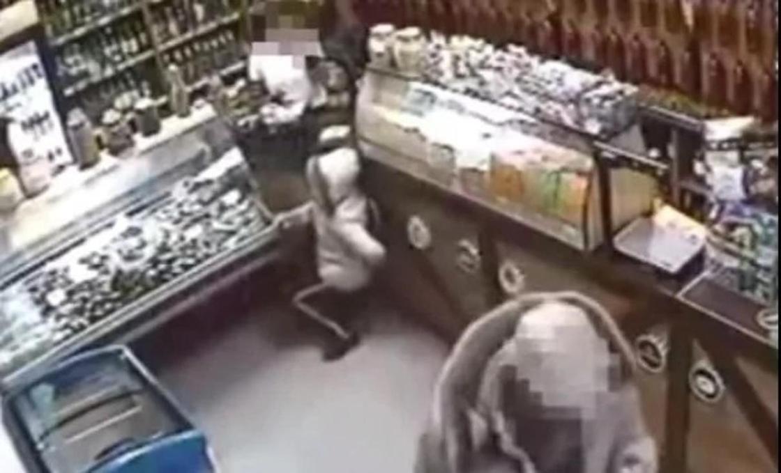 Видео жестокого убийства покупательницы в магазине взбудоражило Казнет