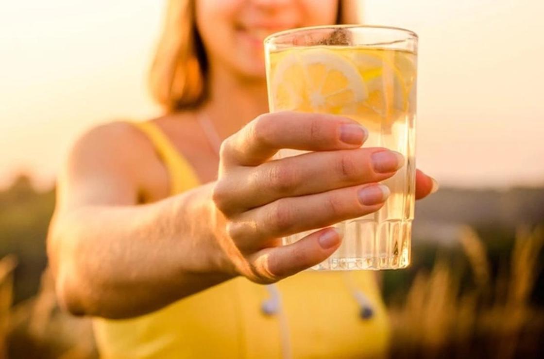Вода с лимоном: польза и вред для здоровья