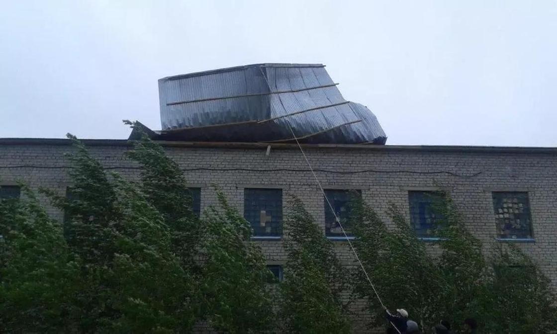 Мощный ветер сорвал крыши школ и зданий госучреждений в ВКО (фото)