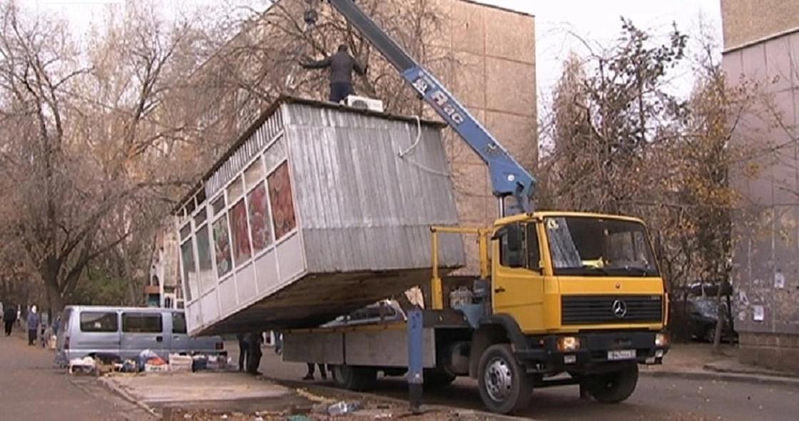 Снос незаконных ларьков и киосков продолжается в Алматы