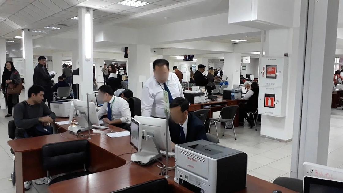 По словам алматинца начальник сказал нормально обслужить клиента по причине пожилого возраста По словам алматинца начальник сказал нормально обслужить клиента по причине пожилого возраста