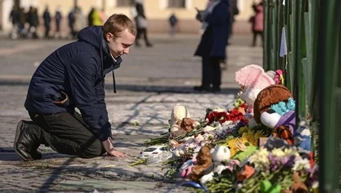 Общенациональный траур по жертвам трагедии в Кемерово начался в России (фото)