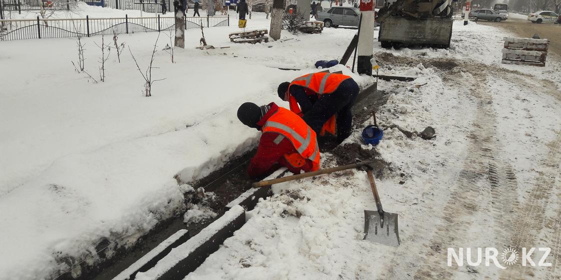 В снегопад проводят дорожный ремонт в Уральске