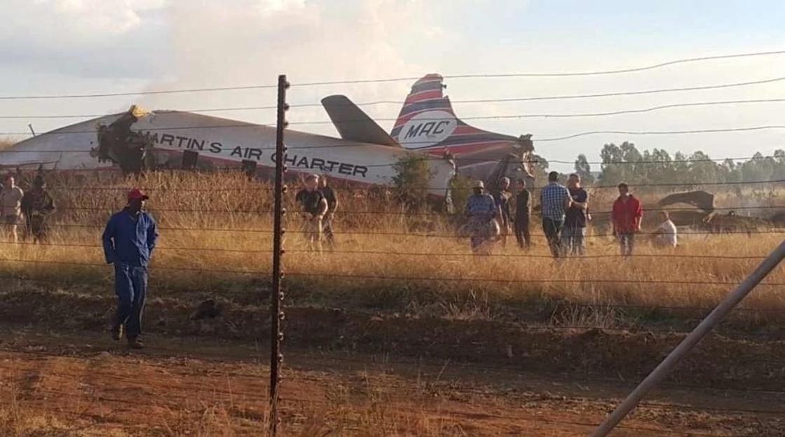 Покореженные кресла: пассажирский лайнер рухнул в ЮАР (фото)
