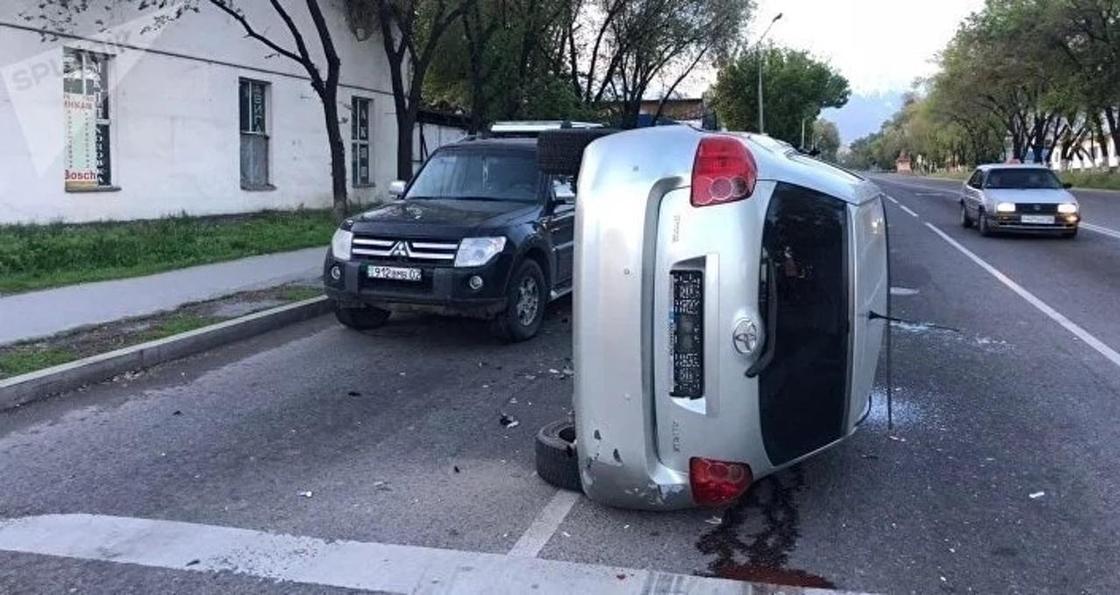 Toyota на полном ходу врезалась во внедорожник и опрокинулась набок в Алматы (фото)