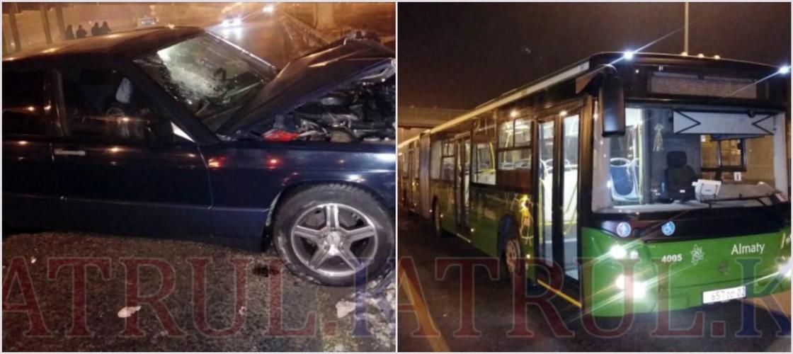Mercedes столкнулся с автобусом - гармошкой в Алматы: есть пострадавшие (фото)
