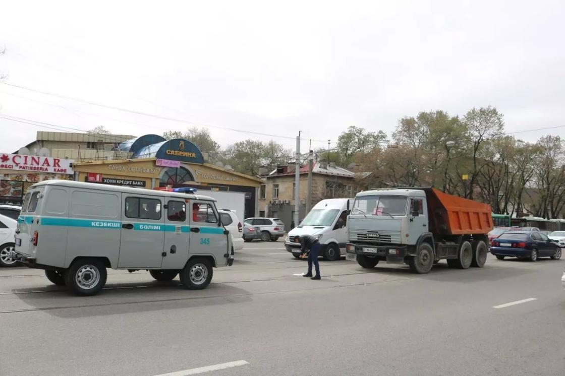 КамАЗ сбил пешехода в Алматы (фото)
