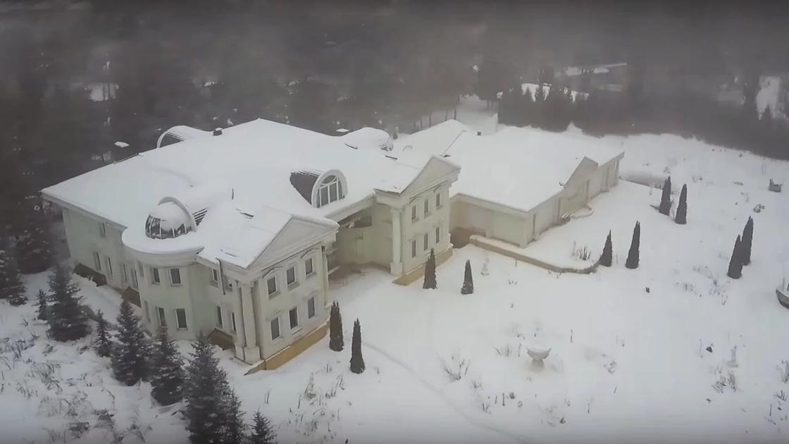 Экс-депутат показал дворец Аблязова, проданный ему Храпуновым за копейки (видео)