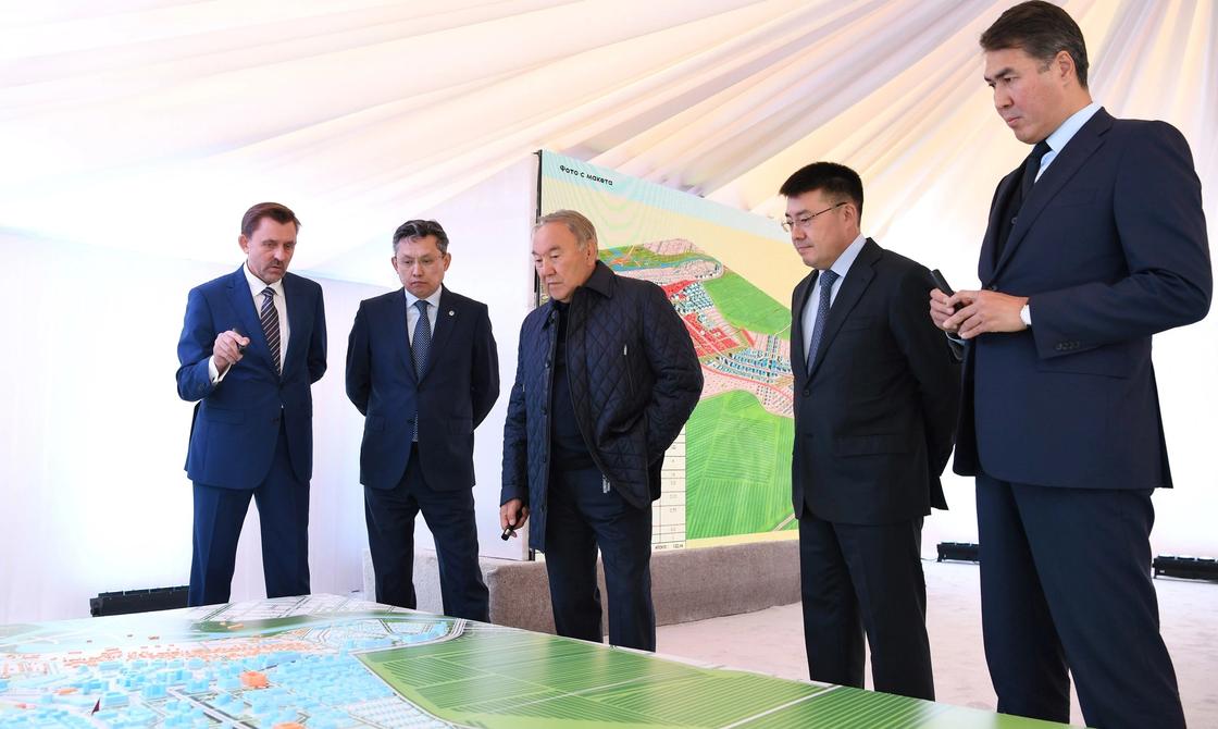 Назарбаеву показали план застройки Астаны (фото)